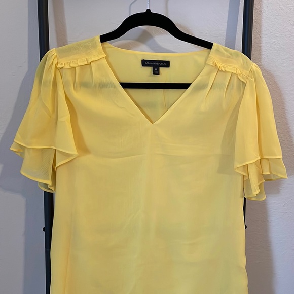 Barely worn medium flutter sleeve sunny yellow banana republic top - Picture 1 of 6